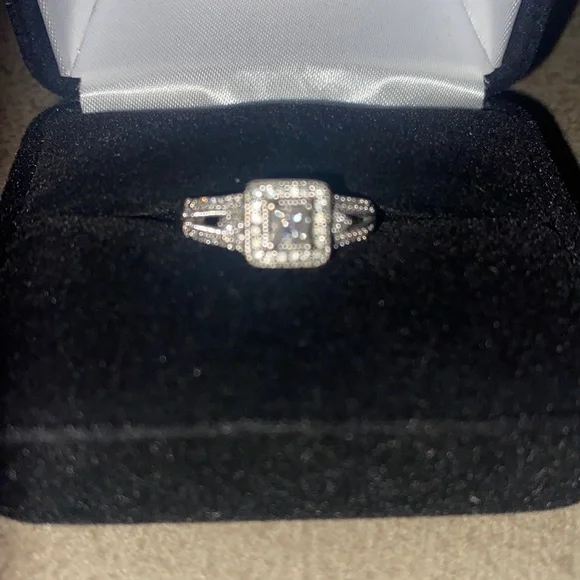 10k White Gold Diamond Engagement Ring - Picture 3 of 12